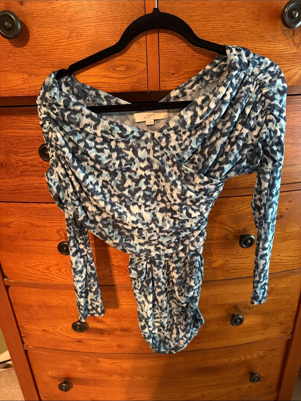 LOFT Blue and White Draped Print Women's Top